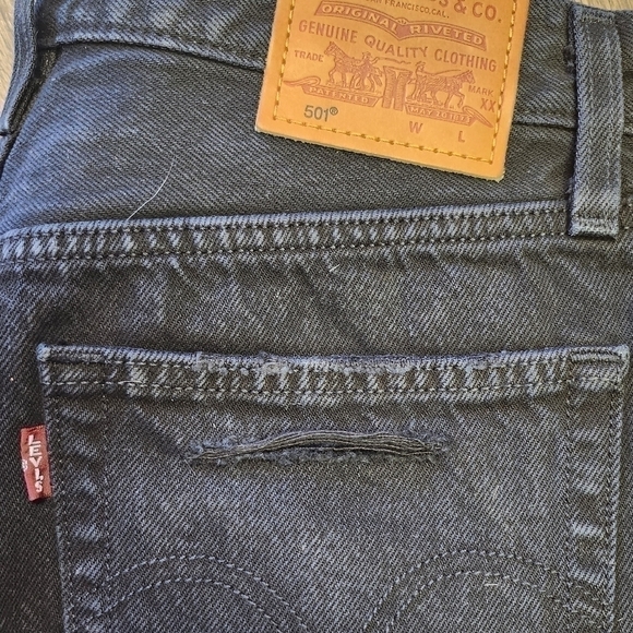 LEVI'S DISTRESSED BUTTON FLY BERMUDA BLACK SHORTS  SIZE 27 - Picture 9 of 9